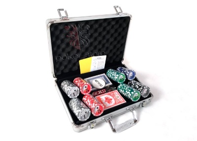 Набор для покера Royal Flush 200 фишек Номиналы 1, 5, 25, 50, 100
Сумма номиналов = 5300